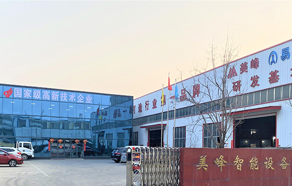阿不來提·阿不都熱西提副主席，時(shí)任國(guó)家質(zhì)檢總局局長(zhǎng)王勇、婁勤儉副部長(zhǎng)與參賽選手合影留念