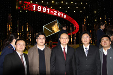 國家質(zhì)檢總局副局長支樹平（右三）在中央電視臺(tái)演播大廳2010年“3.15晚會(huì)”直播現(xiàn)場(chǎng)與中國質(zhì)量檢驗(yàn)協(xié)會(huì)會(huì)員工作部主任楊曉東（右二）、防偽中心主任王成村（右一）、會(huì)員工作部副主任劉輝（左二）、會(huì)員工作部副主任王劍（左一）等協(xié)會(huì)工作人員代表合影留念