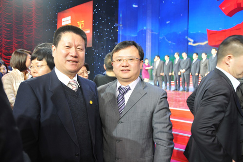 中國質(zhì)量檢驗(yàn)協(xié)會企業(yè)工作部副主任王劍與中國消費(fèi)者協(xié)會副會長兼秘書長楊紅燦在中央電視臺演播大廳2012年“3.15晚會”直播現(xiàn)場合影留念。