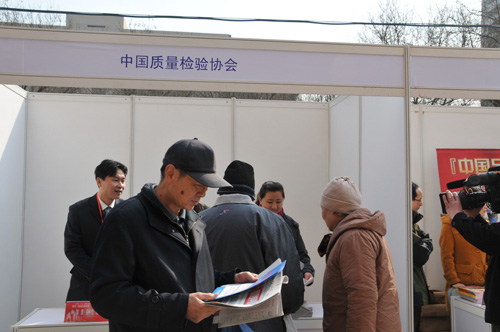 中國質(zhì)量檢驗(yàn)協(xié)會企業(yè)工作部主任楊曉東在2012年3.15咨詢服務(wù)活動(dòng)現(xiàn)場向消費(fèi)者介紹中國質(zhì)量檢驗(yàn)協(xié)會編印的宣傳資料。
